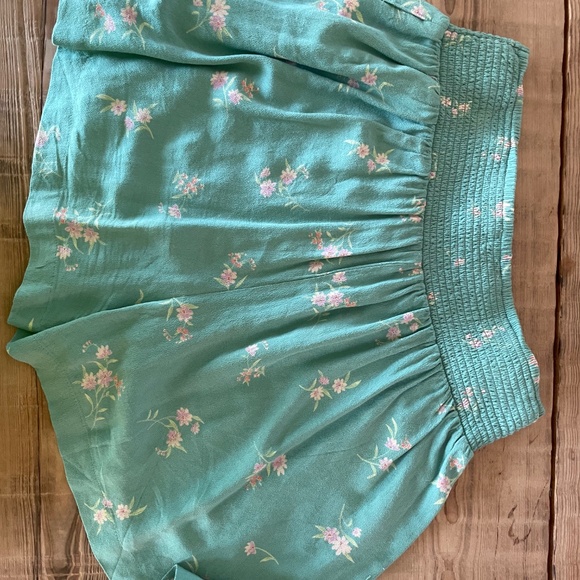 American Eagle Floral Shorts - Picture 3 of 4